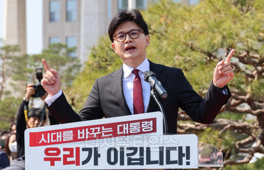 10일 한동훈 전 국민의힘 대표가 국회 분수대 앞에서 대선 출마 선언을 하는 모습. 이슬기기자 9904sul@